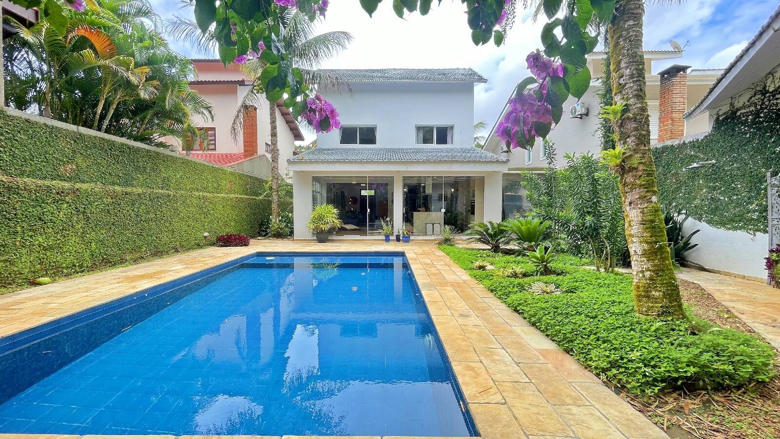 Casa à venda com 4 quartos, 250m² - Foto 1