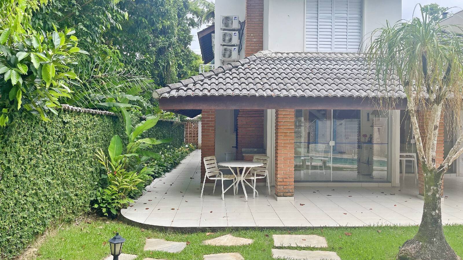 Casa à venda com 4 quartos, 240m² - Foto 1