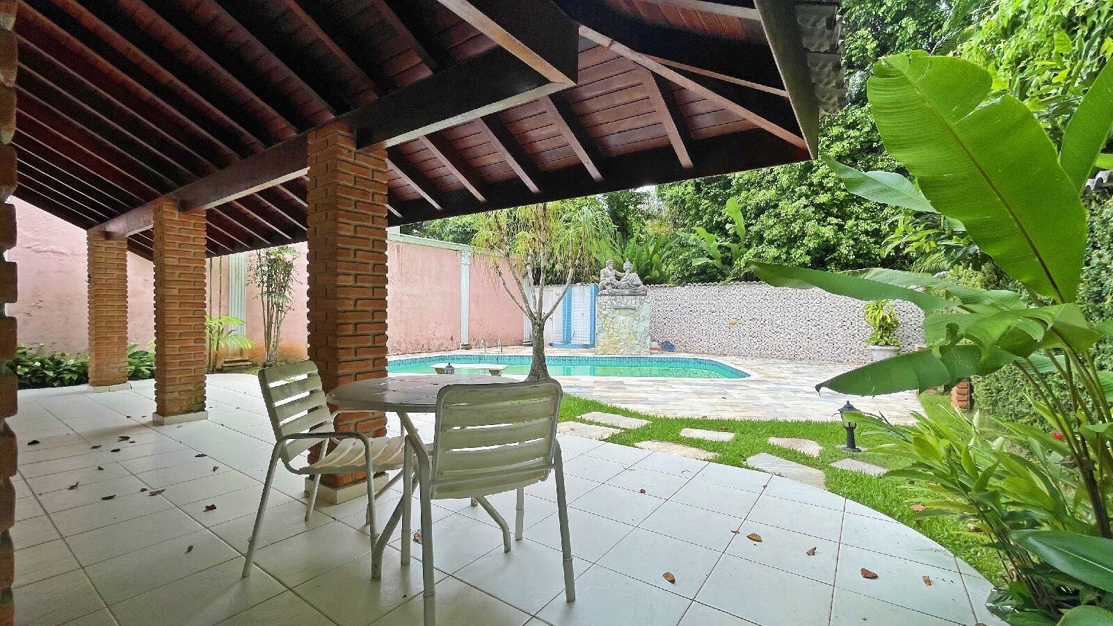 Casa à venda com 4 quartos, 240m² - Foto 2