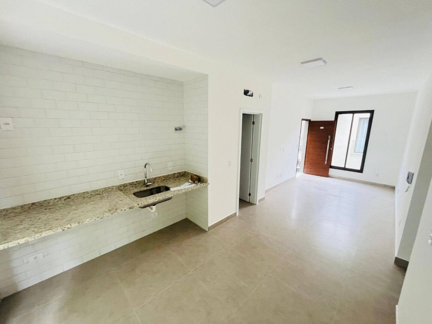 Casa à venda com 2 quartos, 68m² - Foto 2