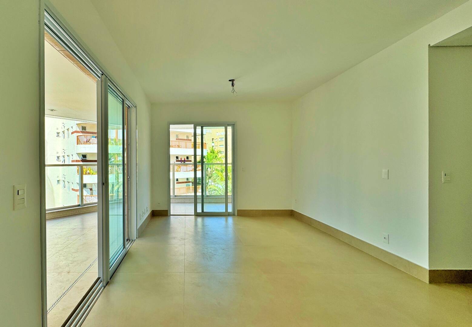 Apartamento à venda com 3 quartos, 127m² - Foto 2