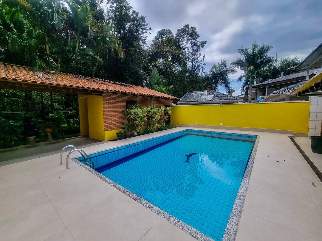 Casa à venda com 6 quartos, 208m² - Foto 4