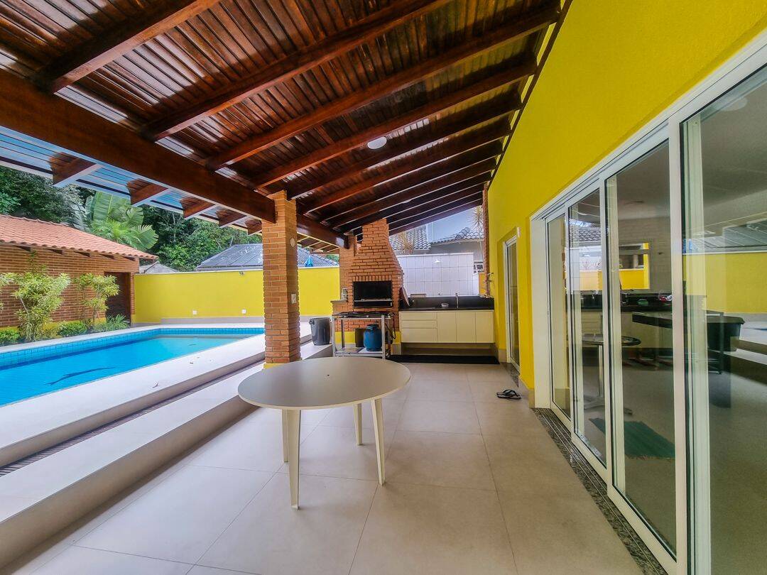 Casa à venda com 6 quartos, 208m² - Foto 2