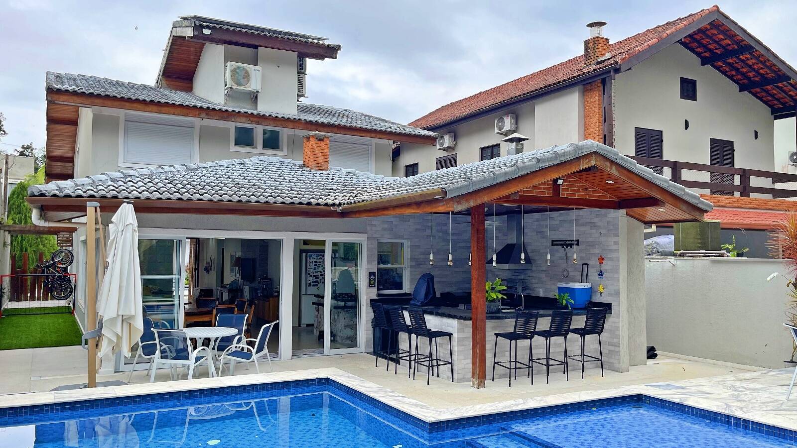 Casa à venda com 6 quartos, 270m² - Foto 4