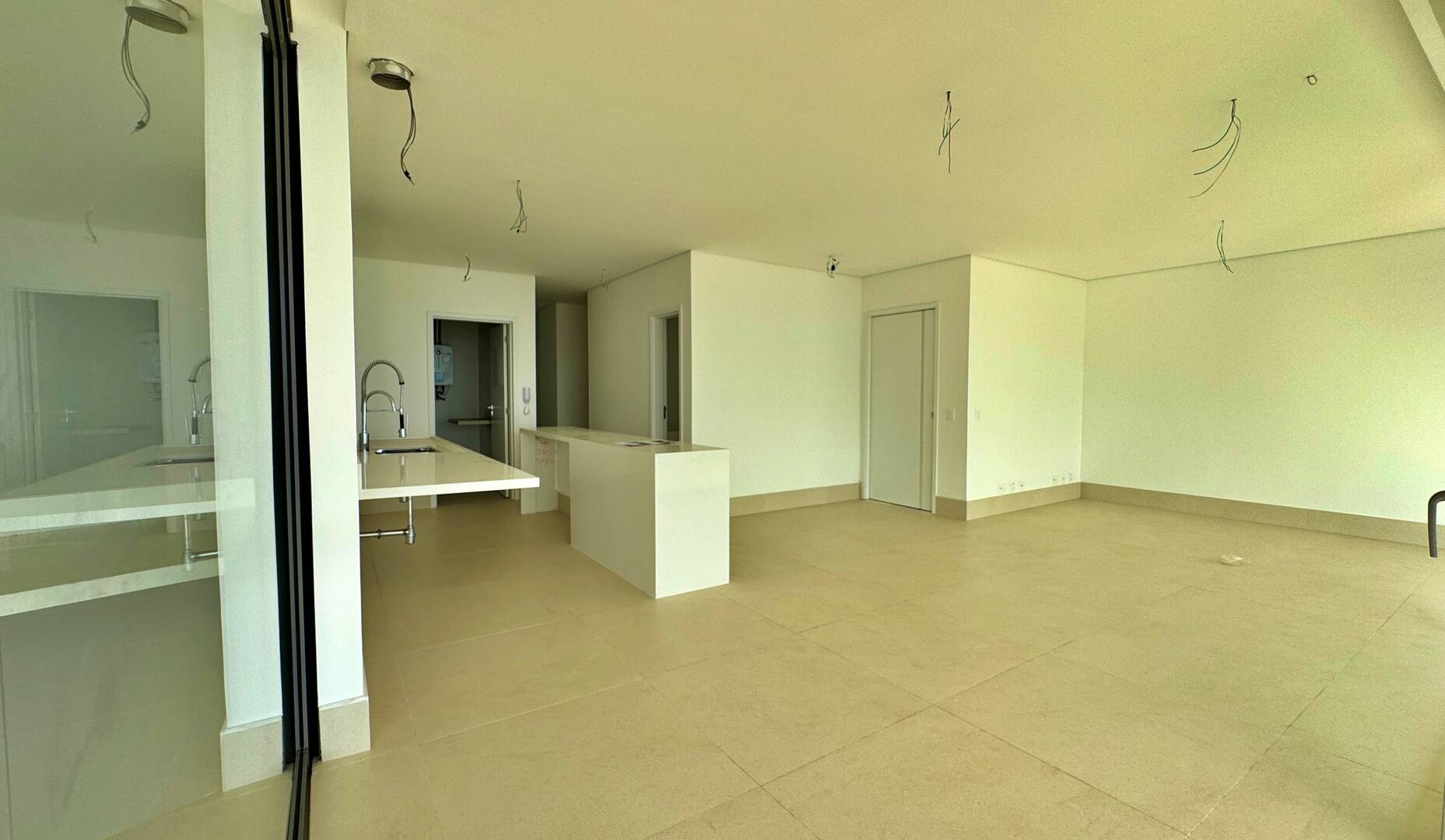 Apartamento à venda com 4 quartos, 202m² - Foto 4